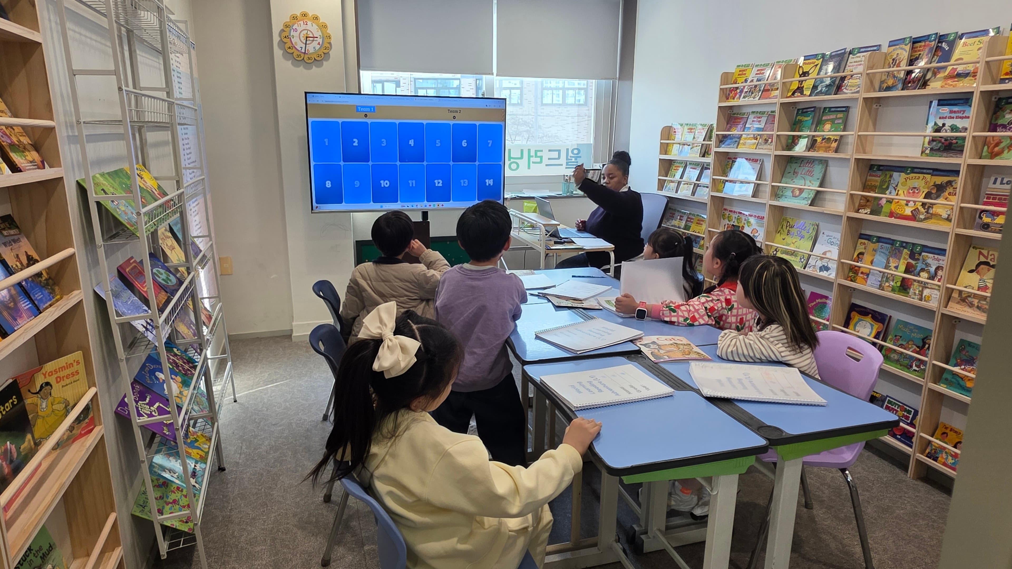 원어민 선생님과 영어 원서로 수업하는 모습
