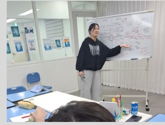 원서를 읽고 발표·토론하는 중등부 수업