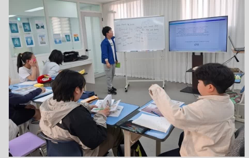 원서를 읽고 발표하는 초등부 수업